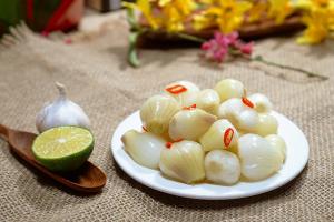 Nên ăn hành muối ngày Tết như thế nào để an toàn?